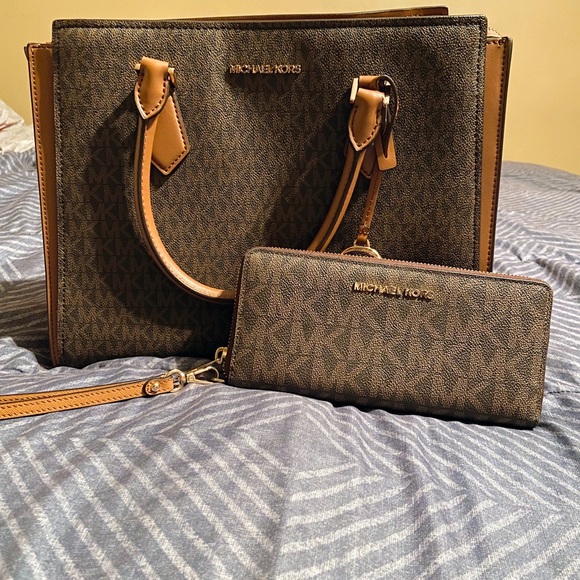 Michael Kors purse with matching wallet - Picture 2 of 8